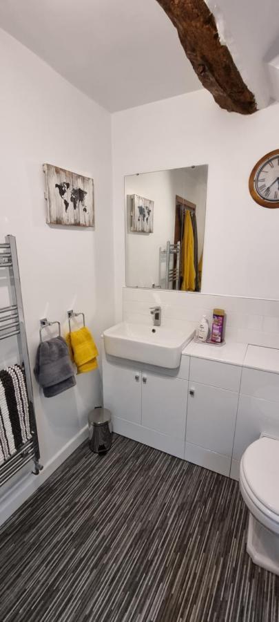Modern And Spacious 2 Bedroom Apartment With Free Parking Llansantffraid Llansantffraid Glyn Ceiriog Exterior foto