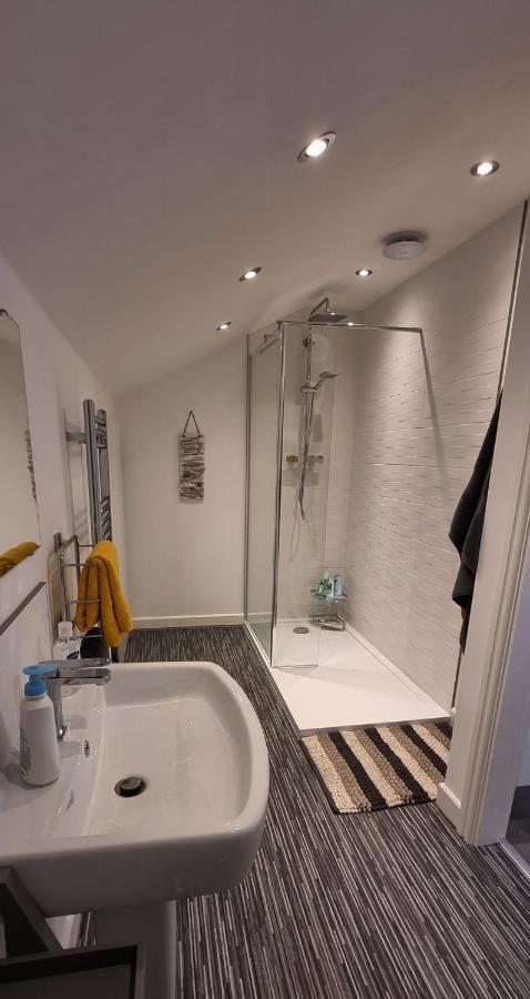 Modern And Spacious 2 Bedroom Apartment With Free Parking Llansantffraid Llansantffraid Glyn Ceiriog Exterior foto